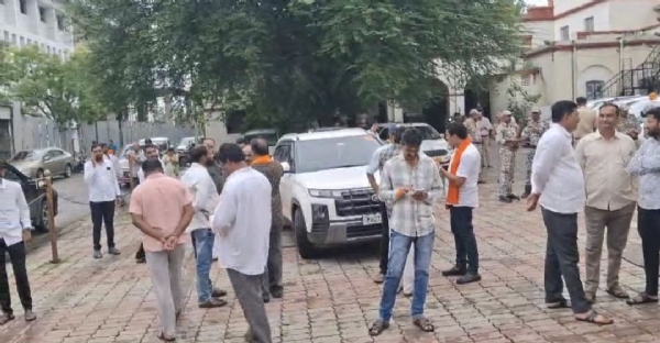 जिल्हाधिकारी कार्यालयात ठाकरे सेनेचा आक्रमक पवित्रा; दोषींवर गुन्हे दाखल करण्याची मागणी जिल्हाधिकारी कार्यालयात ठाकरे सेनेचा आक्रमक पवित्रा; दोषींवर गुन्हे दाखल करण्याची मागणी