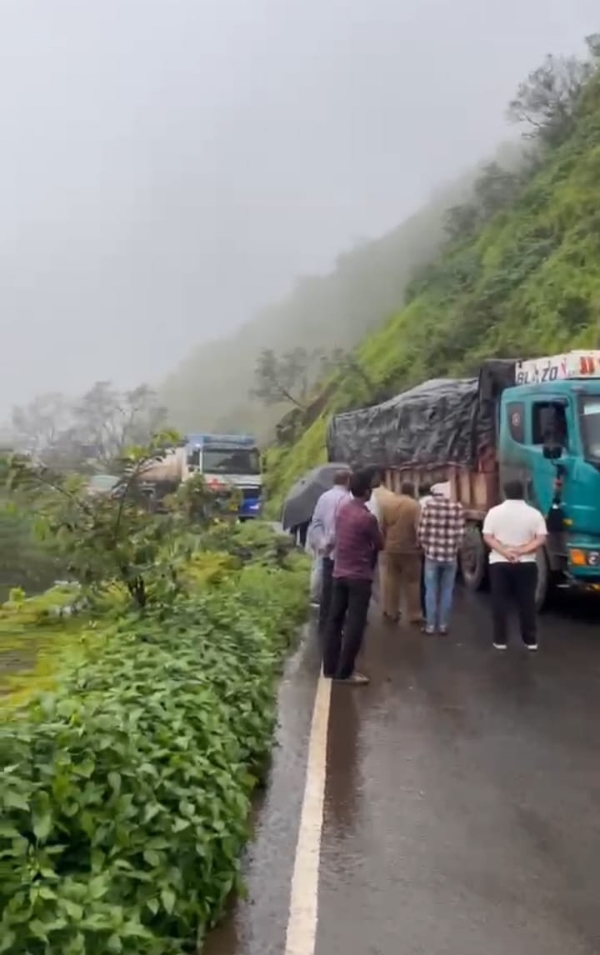 अणुस्कुरा घाटात ठप्प झालेली वाहतूक अणुस्कुरा घाटात ठप्प झालेली वाहतूक
