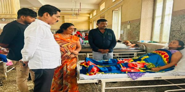 खा. बजरंग सोनवणे यांनी ससून रुग्णालयात घेतली संध्या गायकवाड यांची भेट
