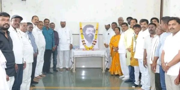 स्व. आनंद दिघे यांच्या स्मृतिदिनानिमित्त सिल्लोड येथे अभिवादन