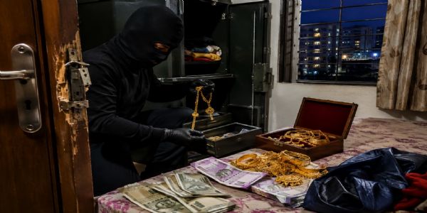 कुलूप तोडून ३ लाख ७३ हजारांवर डल्ला; नेरळमध्ये दोन फ्लॅट फोडले