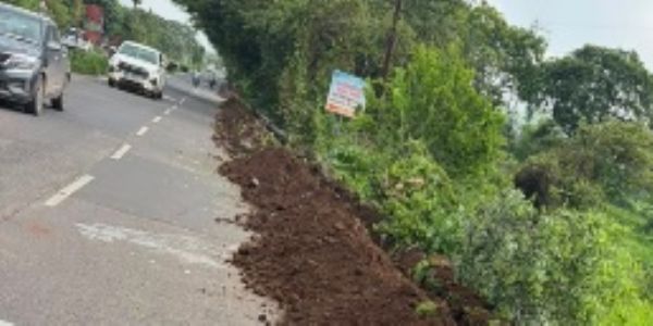 कर्जत-बदलापूर मार्ग धोक्यात? डिकसळमध्ये साईडपट्टीचे बेकायदा खोदकाम?