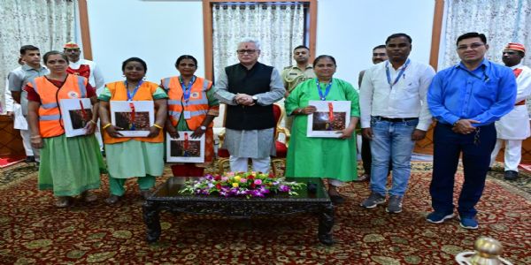 आशा सेविका, पालिकेच्या घनकचरा व्यवस्थापन महिला कर्मचारी यांनी बांधली राज्यपालांना राखी