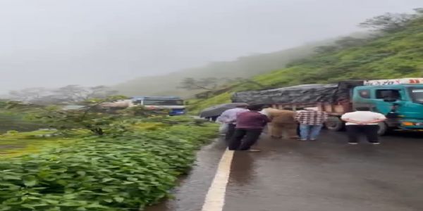 रत्नागिरी : अणुस्कुरा घाटात १४ चाकी ट्रक बंद; वाहतूक ठप्प