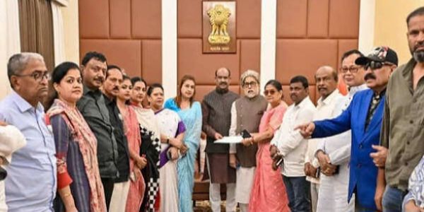 टीएमसीच्या २० बंडखोर खासदारांना लोकसभा अध्यक्षांची नोटीस