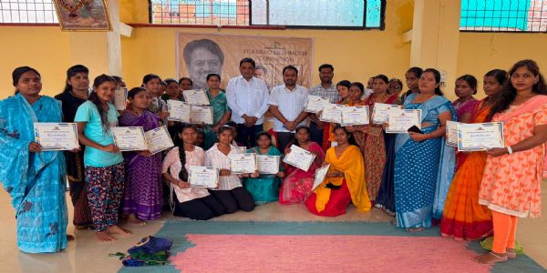 लातूर : प्रभाग ३ मधील महिलांनी घेतला विलासराव देशमुख फाउंडेशनच्या स्वयंरोजगार प्रशिक्षण उपक्रमाचा लाभ