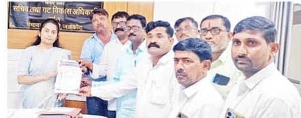 निवेदनाद्वारे मागणी