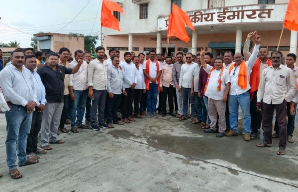 अखेर भगवा दुपट्टा वादावर पडदा; शिवसेनेच्या आक्रमक पवित्र्यानंतर बाजार समिती संचालकांची हात जोडून जाहीर माफी