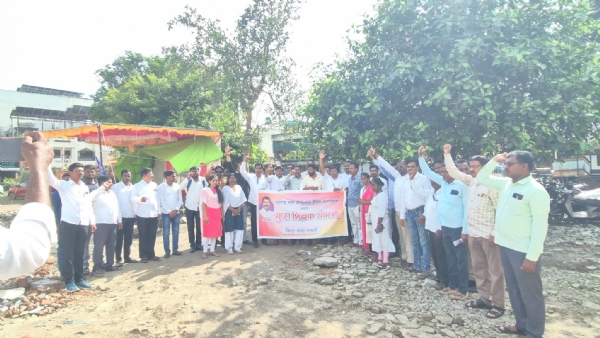 शिक्षकांच्या प्रलंबित मागण्यांवर तातडीने कार्यवाही करा शिक्षकांच्या प्रलंबित मागण्यांवर तातडीने कार्यवाही करा