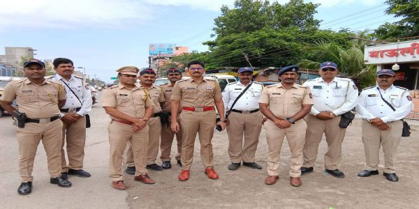 बीड - भाजी मंडईत पोलिसांनी थेट रस्त्यावर उतरून उगारला कारवाईचा बडगा