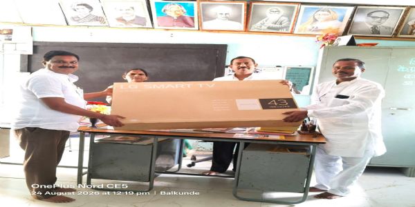 लातूर - दर्जी बोरगाव जि. प. शाळेला २ स्मार्ट टीव्ही संच भेट