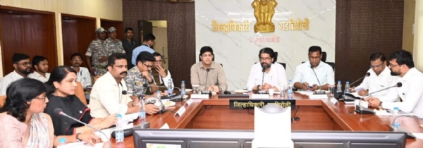 आढावा बैठकीत बोलताना सार्वजनिक बांधकाम मंत्री शिवेंद्रराजे भोसले आढावा बैठकीत बोलताना सार्वजनिक बांधकाम मंत्री शिवेंद्रराजे भोसले