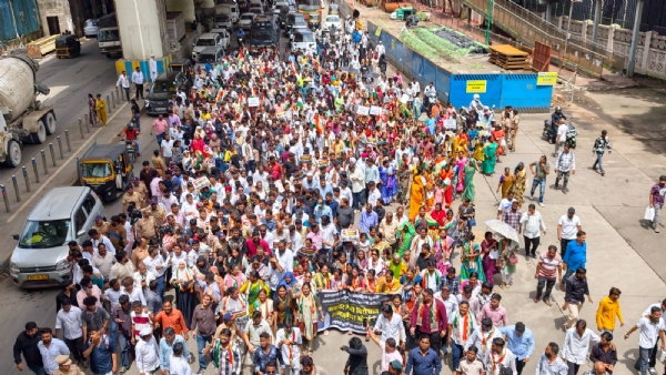 राष्ट्रवादी ( श.प) ची क्लस्टर कार्यालयावर धडक राष्ट्रवादी ( श.प) ची क्लस्टर कार्यालयावर धडक