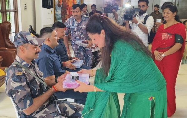 रक्षणकर्त्यांच्या मनगटावर नवनीत राणांची राखी; जवानांच्या समर्पणाला मनापासून सलाम