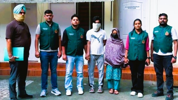पाकिस्तानसाठी हेरगिरी करणाऱ्या दाम्पत्याला अटक करताना दिल्ली पोलिस पाकिस्तानसाठी हेरगिरी करणाऱ्या दाम्पत्याला अटक करताना दिल्ली पोलिस
