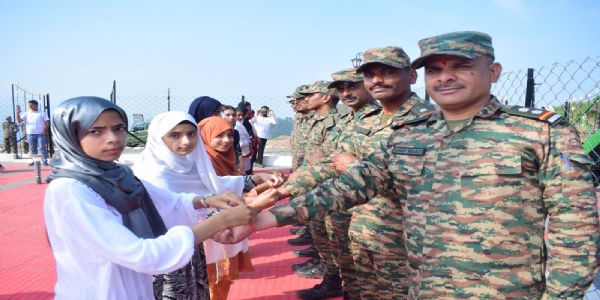 पुण्याच्या बहिणींच्या राखीने सीमेवर रंगला आनंदोत्सव; सैनिकांसोबत साजरे झाले रक्षाबंधन