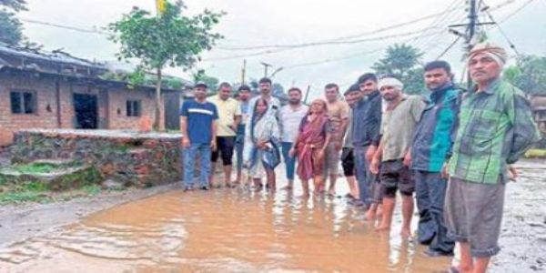 अमरावतीतील मुठवा बाबा चबुतऱ्याजवळील रस्त्याची पावसामुळे दुरवस्था