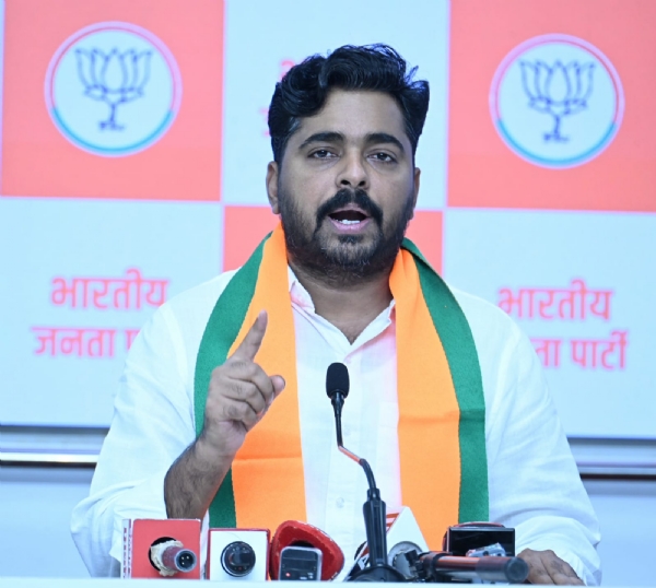 राहुल गांधींच्या रिलाँचिंगसाठी आदिवासी विद्यार्थ्यांच्या खांद्यावर बंदूक  भाजपा प्रदेश मुख्य प्रवक्ते नवनाथ बन यांचा प्रहार