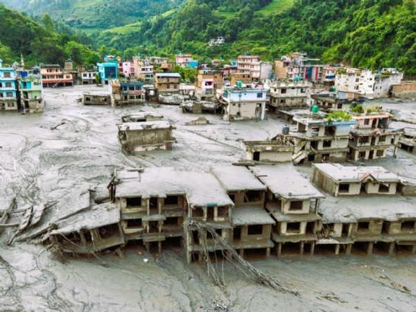 नेपाळमधील पुरानंतरची भयावहता दर्शवणारे छायाचित्र नेपाळमधील पुरानंतरची भयावहता दर्शवणारे छायाचित्र