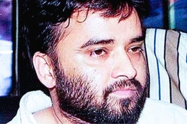 दहशतवादी आफताब अन्सारीचे संग्रहित छायाचित्र दहशतवादी आफताब अन्सारीचे संग्रहित छायाचित्र