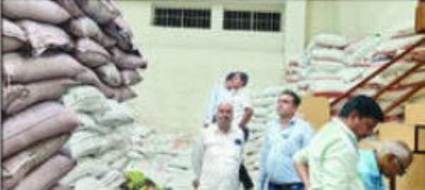 सणासुदीच्या पार्श्वभूमीवर शहरातील साखर व्यापारी, वितरक व मोठ्या गोदामांची तपासणी सणासुदीच्या पार्श्वभूमीवर शहरातील साखर व्यापारी, वितरक व मोठ्या गोदामांची तपासणी