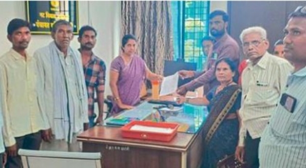 एकाच कुटुंबातील तिघांना घरकुल चौकशीची मागणी; साखरा येथील पात्र लाभार्थी वंचित एकाच कुटुंबातील तिघांना घरकुल चौकशीची मागणी; साखरा येथील पात्र लाभार्थी वंचित