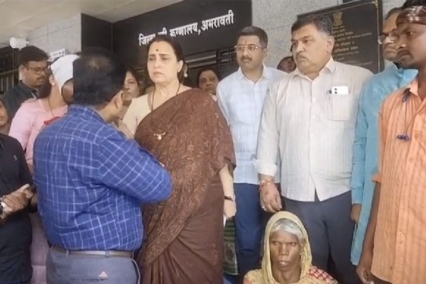 अमरावती जिल्हा महिला रुग्णालयात चित्रा वाघ यांची अधिकाऱ्यांना फटकार अमरावती जिल्हा महिला रुग्णालयात चित्रा वाघ यांची अधिकाऱ्यांना फटकार