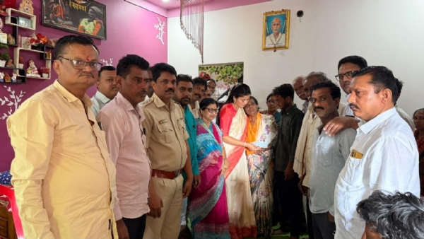 चरणदास इखे यांच्या कुटुंबाला ५ लाखांचा धनादेश चरणदास इखे यांच्या कुटुंबाला ५ लाखांचा धनादेश