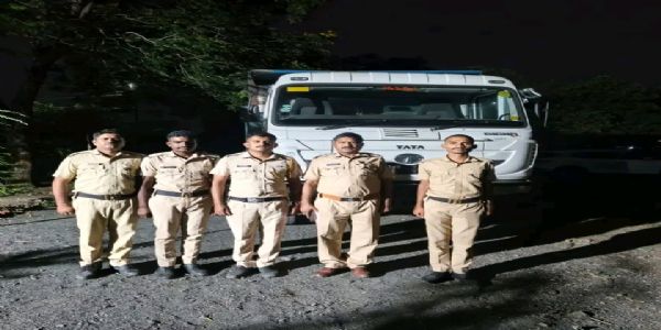 नांदेड - विनापरवाना रेती वाहतूक करणारा हायवा पकडला, ३० लाखांचा मुद्देमाल जप्त; गुन्हा दाखल