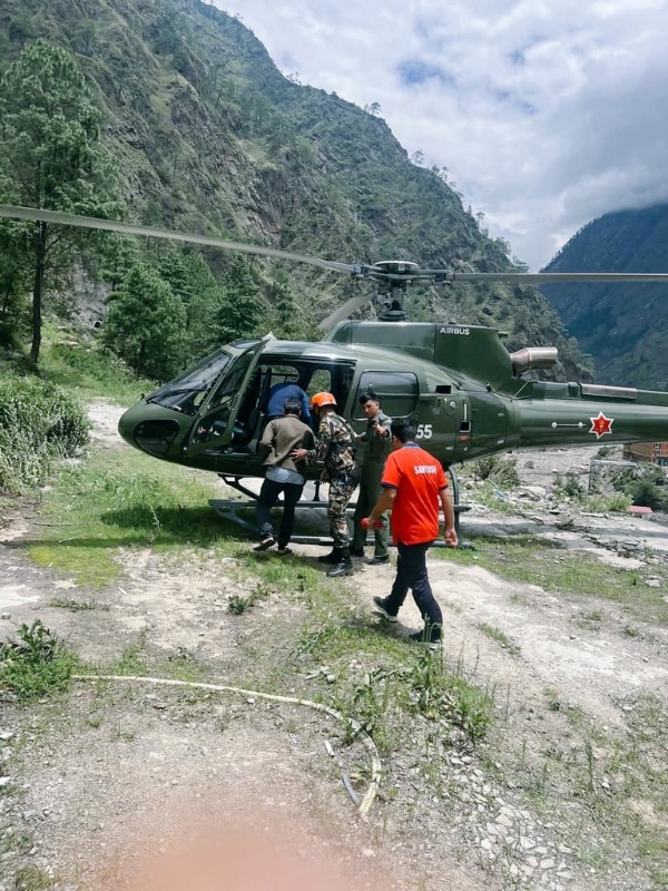 भारताने बोगद्यांमध्ये अडकलेल्या लोकांना वाचवण्यासाठी पाठवले पथक