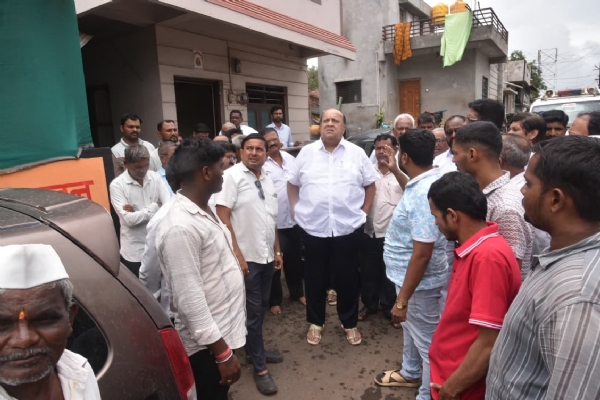 मंत्री हसन मुश्रीफ यांची कु. शर्विलच्या घरी सांत्वनपर भेट