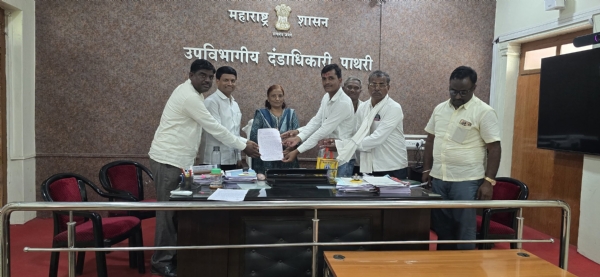 पाथरीतील शेतकर्यांचे उपजिल्हाधिकार्यांना निवेदन; ऊस व खरीप पिके वाचविण्यासाठी तातडीने निर्णय घेण्याची अपेक्षा