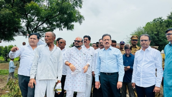 पालकमंत्री गुलाबराव पाटील जलसंपदा मंत्री गिरीश महाजन यांनी केली पाहणी पालकमंत्री गुलाबराव पाटील जलसंपदा मंत्री गिरीश महाजन यांनी केली पाहणी