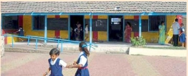 विद्यार्थ्यांअभावी शाळा मोजतेय शेवटच्या घटका विद्यार्थ्यांअभावी शाळा मोजतेय शेवटच्या घटका