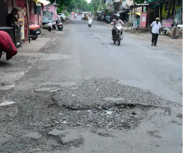 खड्ड्यांमुळे अमरावतीकरांचा जीव टांगणीला:मान्सूनपूर्व नियोजन आणि पॅचवर्कच्या कामाकडे दुर्लक्ष