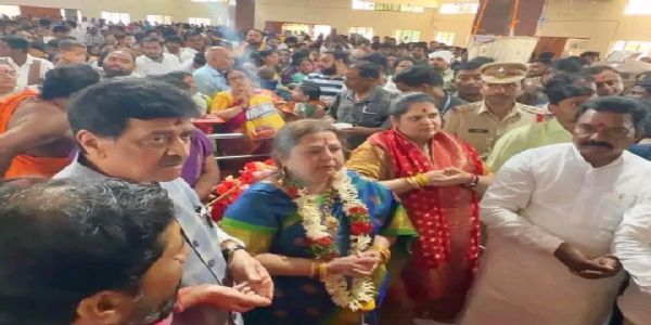 खासदार अशोक चव्हाण यांचे बासरच्या श्री ज्ञान सरस्वती देवी मंदिरात सहकुटुंब दर्शन