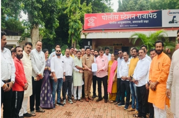 खासदार बोंडेंना धमकी देणाऱ्याला गजाआड करा भाजपा कार्यकर्ते आक्रमक, पोलिस ठाण्यावर धडक खासदार बोंडेंना धमकी देणाऱ्याला गजाआड करा भाजपा कार्यकर्ते आक्रमक, पोलिस ठाण्यावर धडक