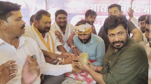 अमरावतीत मेंढपाळांचे उपोषण अखेर मागे; आमदार बच्चू कडू यांच्या मध्यस्थीनंतर एकनाथ शिंदे यांचे आश्वासन! अमरावतीत मेंढपाळांचे उपोषण अखेर मागे; आमदार बच्चू कडू यांच्या मध्यस्थीनंतर एकनाथ शिंदे यांचे आश्वासन!