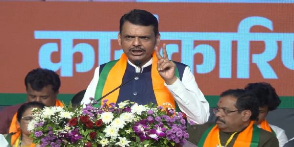 डीजेच्या वादात न पडता सांस्कृतिक पद्धतीने गणेशोत्सव साजरा करा; फडणवीसांचं पुणेकरांना आवाहन