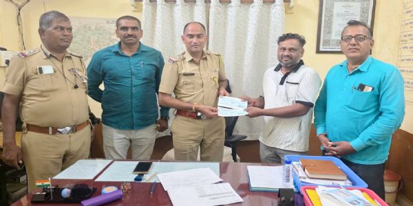 लातूर - चोरीस गेलेला मुद्देमाल हस्तगत करून फिर्यादीला १ लाख १५ हजारांचा धनादेश सुपूर्द