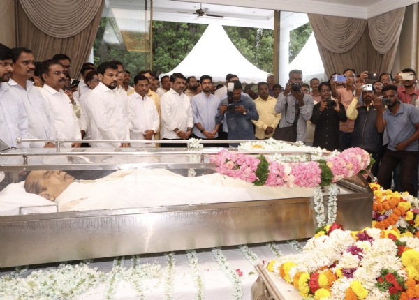 पद्मश्री डॉ डी. वाय पाटील यांचे पार्थिव पद्मश्री डॉ डी. वाय पाटील यांचे पार्थिव