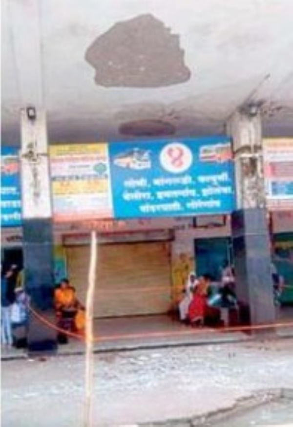 वरुड बसस्थानक झाले समस्यांचे आगार छताचे प्लॅस्टर कोसळते, पावसात गळती वरुड बसस्थानक झाले समस्यांचे आगार छताचे प्लॅस्टर कोसळते, पावसात गळती