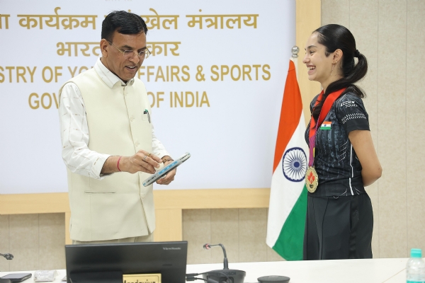 अनाहत सिंग आणि ज्युनियर स्क्वॅश संघाचा सन्मान अनाहत सिंग आणि ज्युनियर स्क्वॅश संघाचा सन्मान