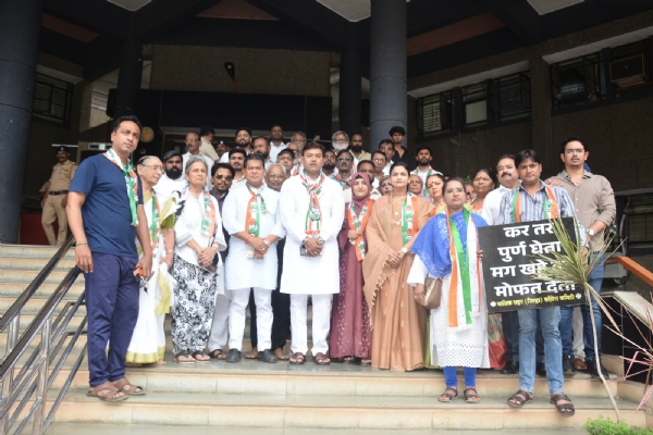 Battle over potholes; Congress Battle over potholes; Congress