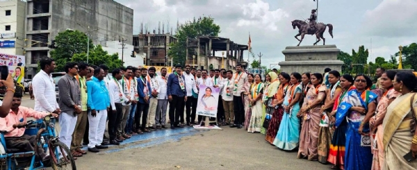 राष्ट्रवादीद्वारे हर्षवर्धन सपकाळ यांच्या प्रतिमेस जोडो मारो आंदोलन : उपमुख्यमंत्री सुनेत्रा पवार यांच्याविषयी केलेल्या अवमानकारक वक्तव्याचा निषेध राष्ट्रवादीद्वारे हर्षवर्धन सपकाळ यांच्या प्रतिमेस जोडो मारो आंदोलन : उपमुख्यमंत्री सुनेत्रा पवार यांच्याविषयी केलेल्या अवमानकारक वक्तव्याचा निषेध