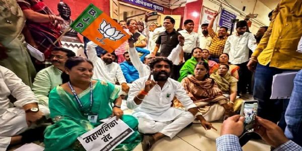लातूर : काँग्रेसविरोधात भाजपाचे महापालिकेत तीव्र आंदोलन