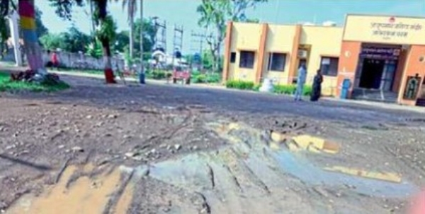 आयुष्यमान आरोग्यमंदिराचा परिसर जलमय आयुष्यमान आरोग्यमंदिराचा परिसर जलमय
