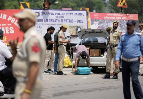 कलम 370 च्या ७व्या वर्धापनदिनी जम्मू-काश्मीरमध्ये हाय अलर्ट; अमरनाथ यात्रेला तात्पुरती स्थगिती कलम 370 च्या ७व्या वर्धापनदिनी जम्मू-काश्मीरमध्ये हाय अलर्ट; अमरनाथ यात्रेला तात्पुरती स्थगिती