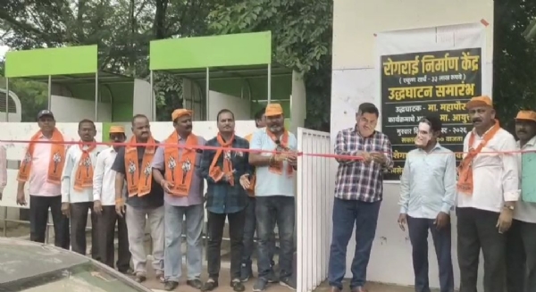 बंद सार्वजनिक शौचालयाचे शिवसेनेकडून प्रतीकात्मक उद्घाटन; मनपा प्रशासनाविरोधात संताप बंद सार्वजनिक शौचालयाचे शिवसेनेकडून प्रतीकात्मक उद्घाटन; मनपा प्रशासनाविरोधात संताप