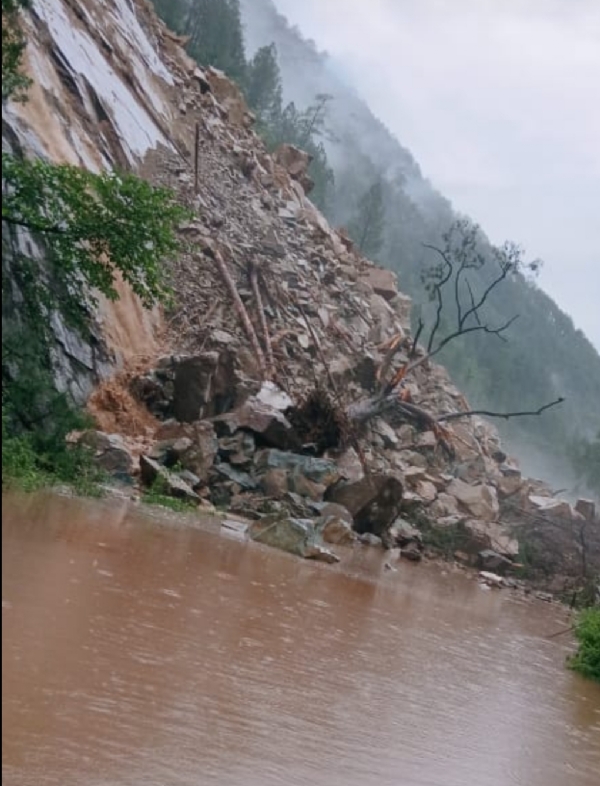 उत्तराखंडमध्ये मुसळधार पावसामुळे जनजीवन विस्कळीत उत्तराखंडमध्ये मुसळधार पावसामुळे जनजीवन विस्कळीत